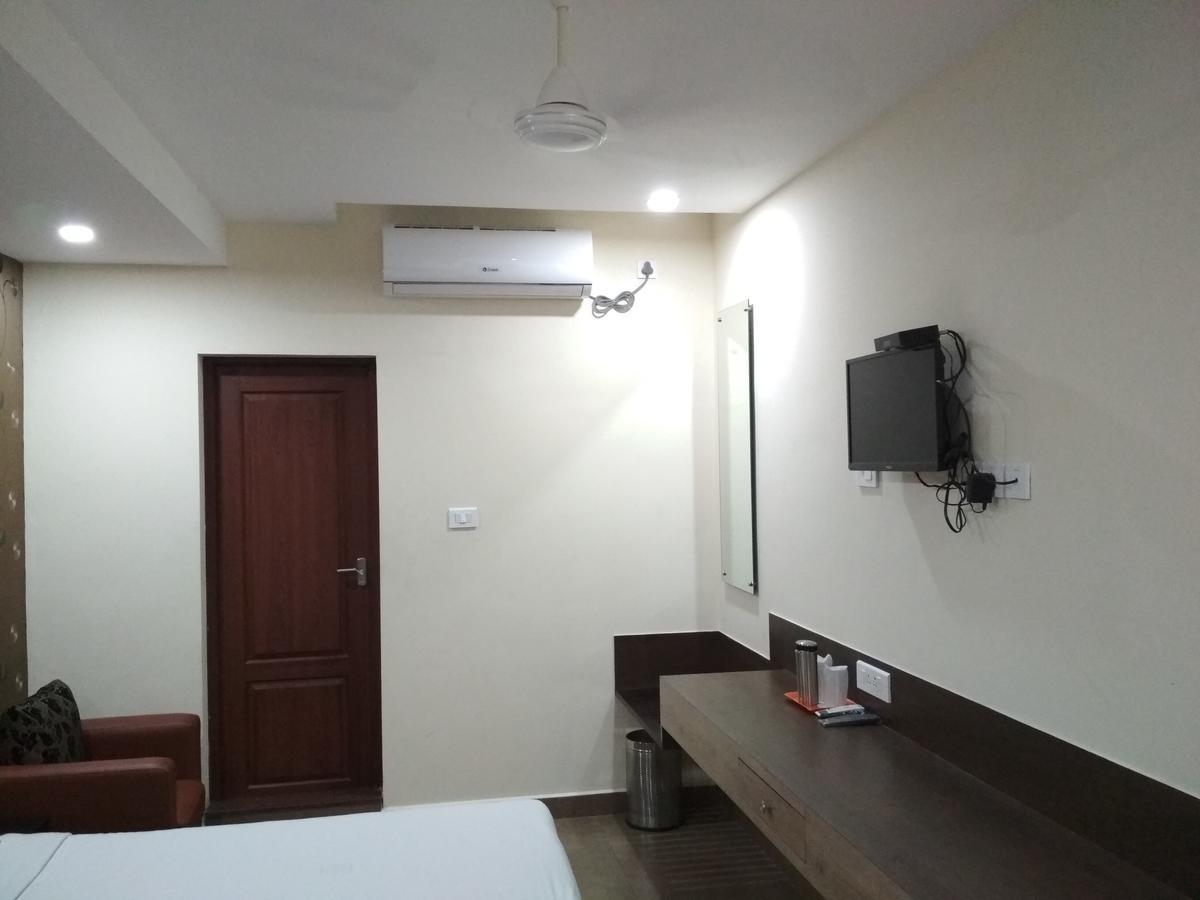 Hotel Rukmini Alwaye Екстериор снимка