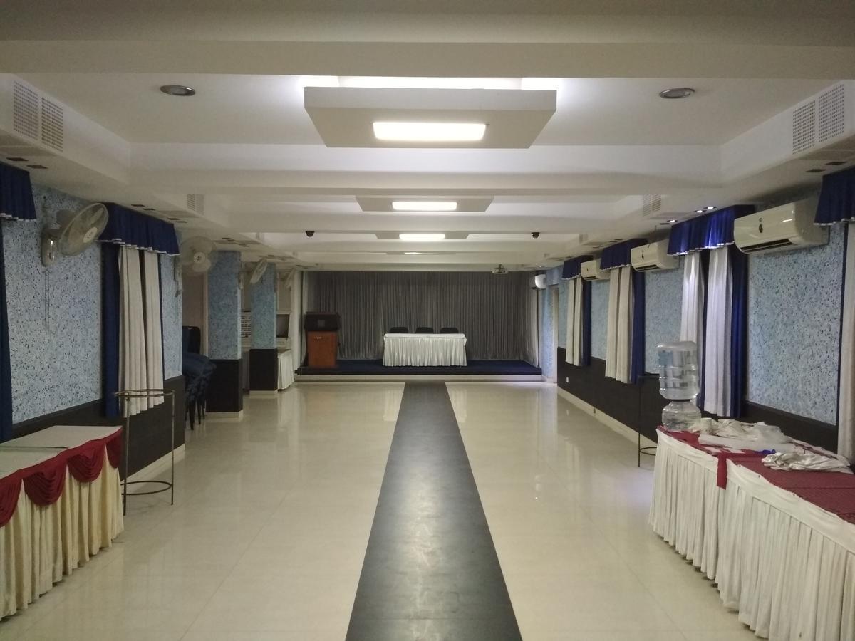 Hotel Rukmini Alwaye Екстериор снимка