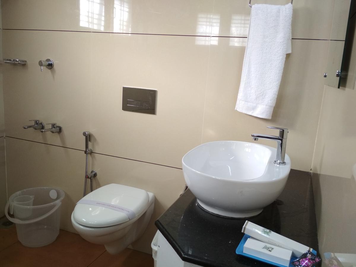 Hotel Rukmini Alwaye Екстериор снимка
