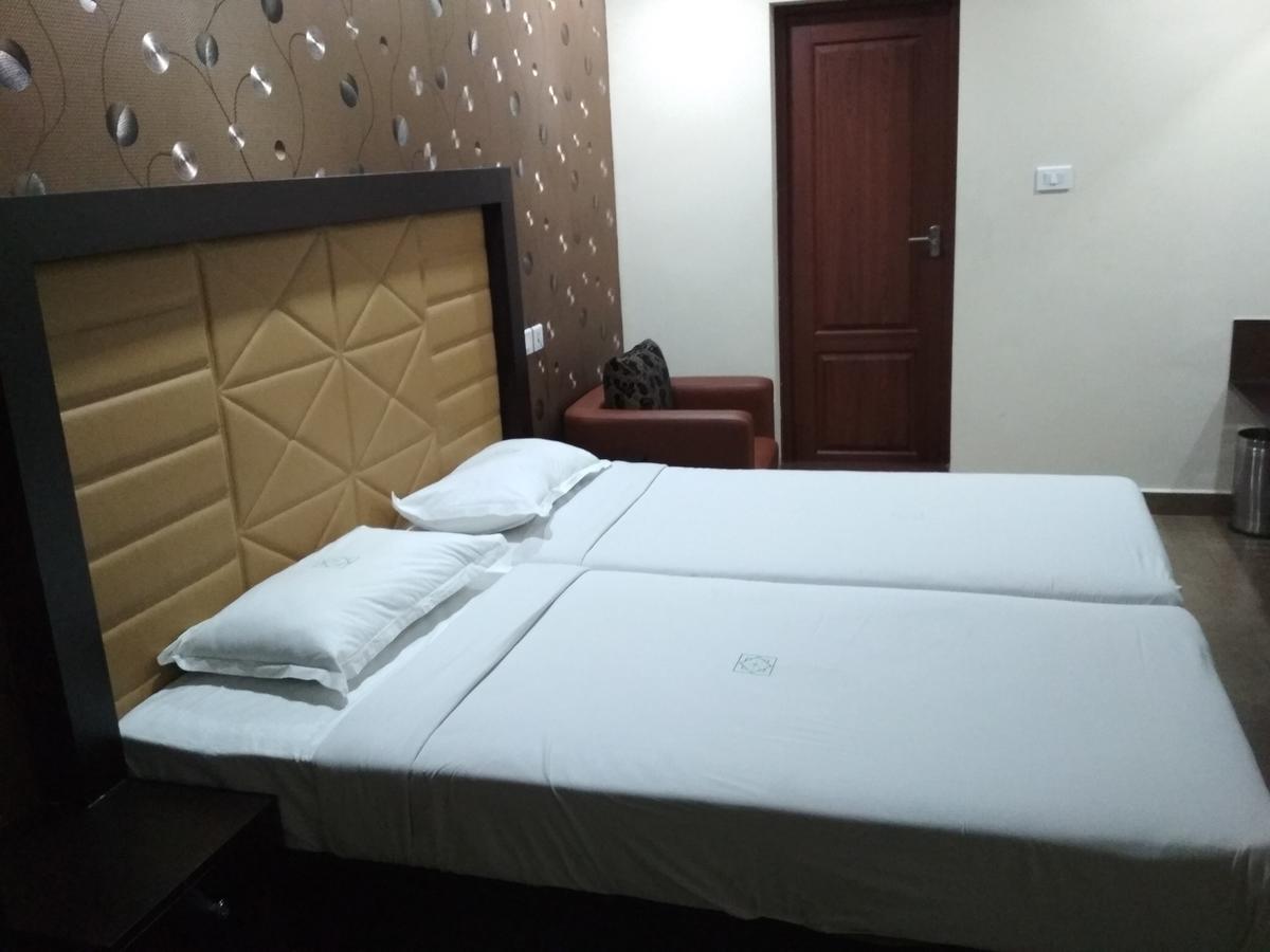 Hotel Rukmini Alwaye Екстериор снимка