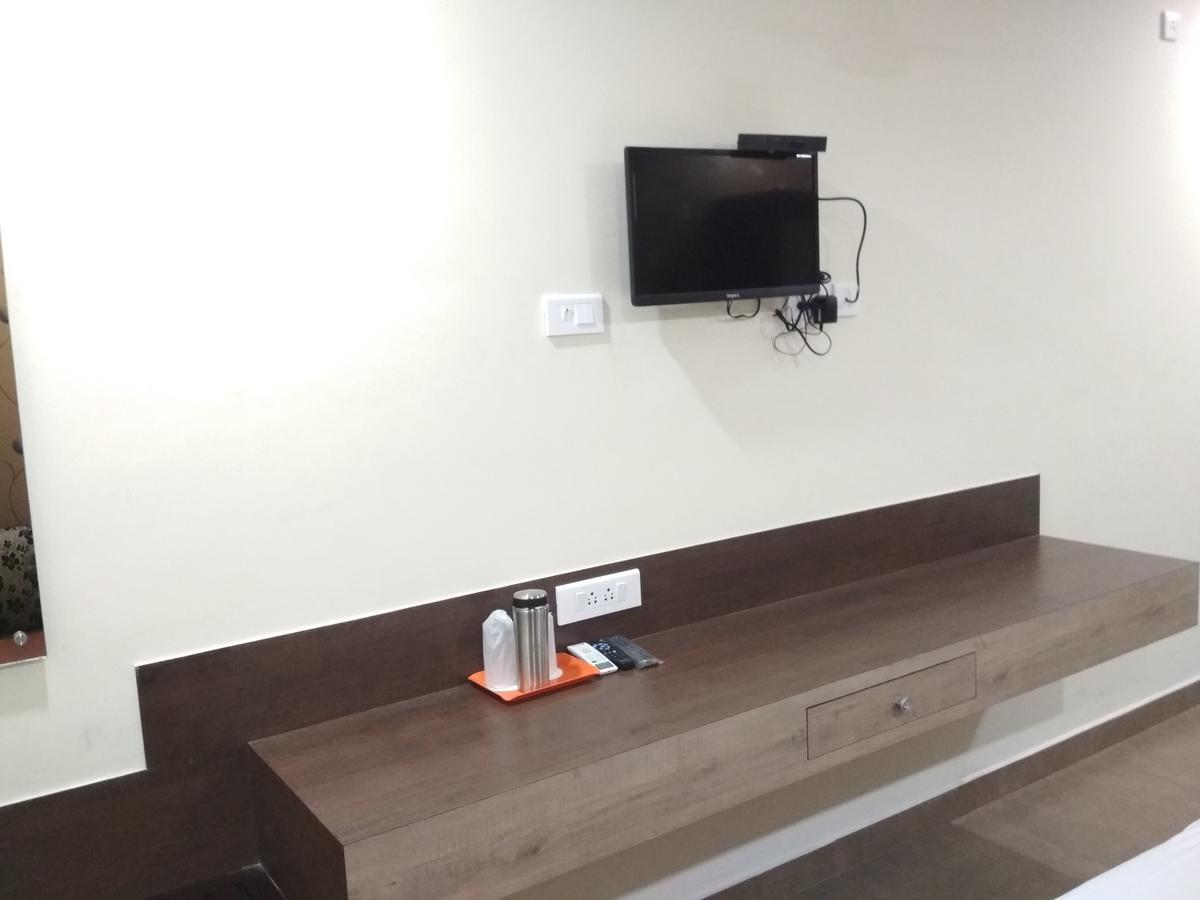 Hotel Rukmini Alwaye Екстериор снимка