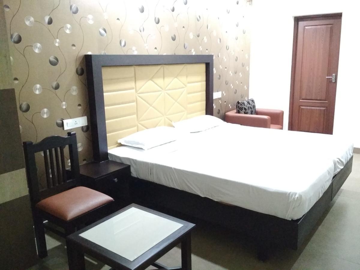 Hotel Rukmini Alwaye Екстериор снимка