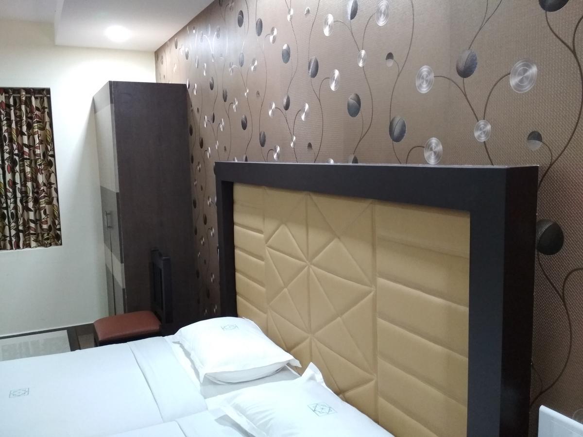 Hotel Rukmini Alwaye Екстериор снимка