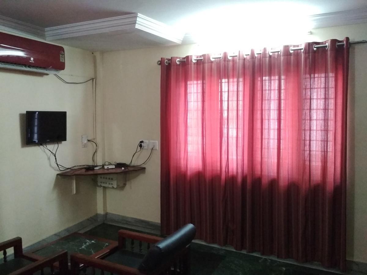 Hotel Rukmini Alwaye Екстериор снимка