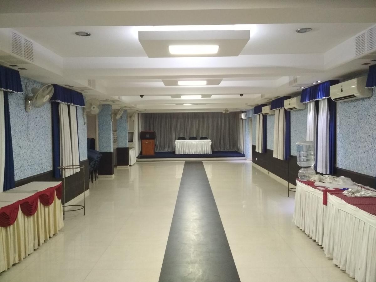 Hotel Rukmini Alwaye Екстериор снимка