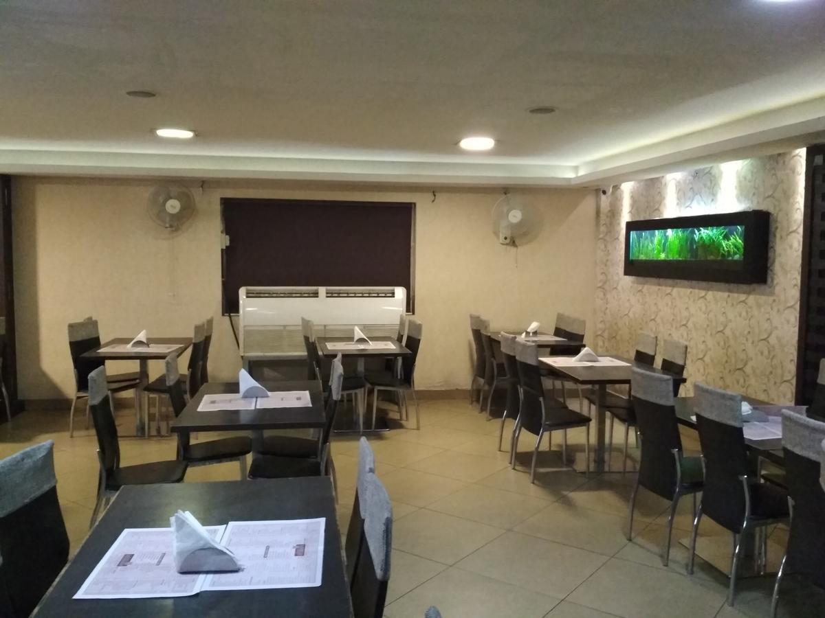 Hotel Rukmini Alwaye Екстериор снимка