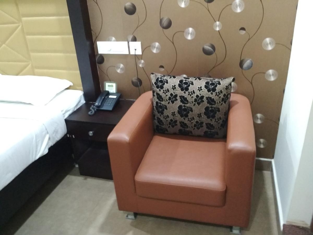 Hotel Rukmini Alwaye Екстериор снимка